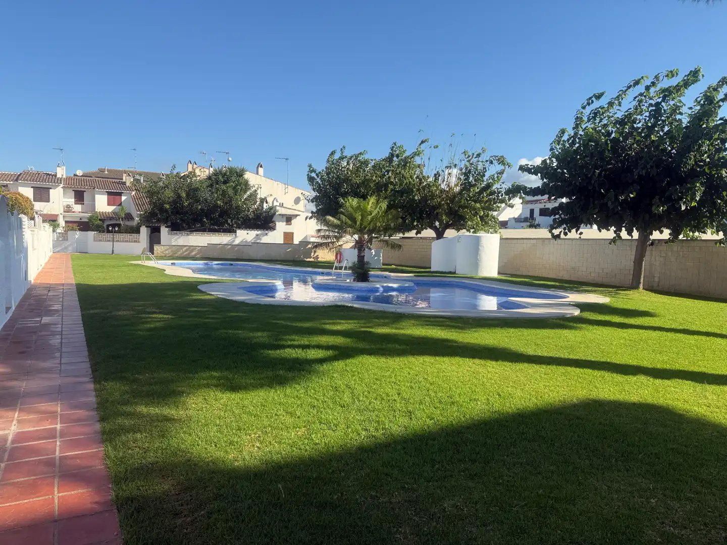 Schwimmbecken von Einfamilien-Reihenhaus zum Verkauf in Creixell mit Klimaanlage, Heizung und Terrasse
