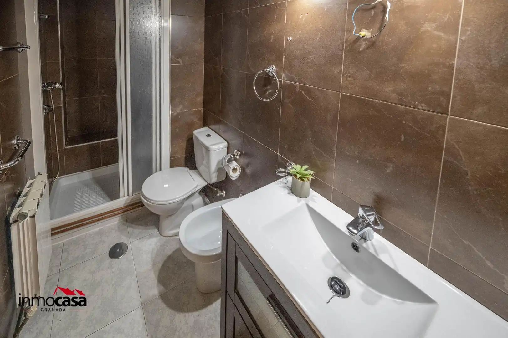 Bathroom of Flat for sale in Granada  with Air Conditioner, Heating and Balcony