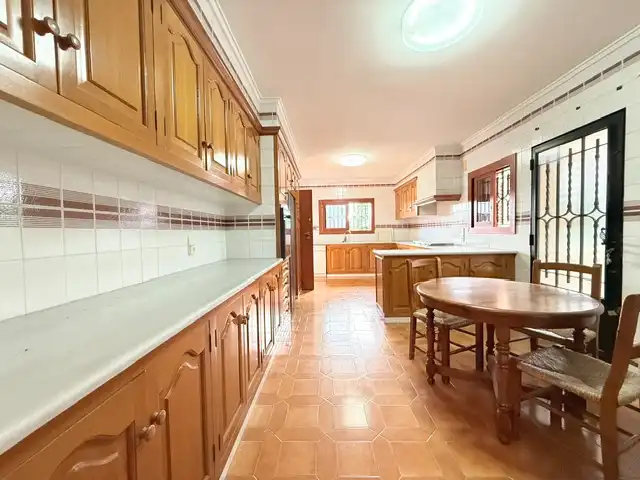 Cuina de Casa o xalet en venda en Benicasim / Benicàssim amb Jardí privat, Terrassa i Piscina