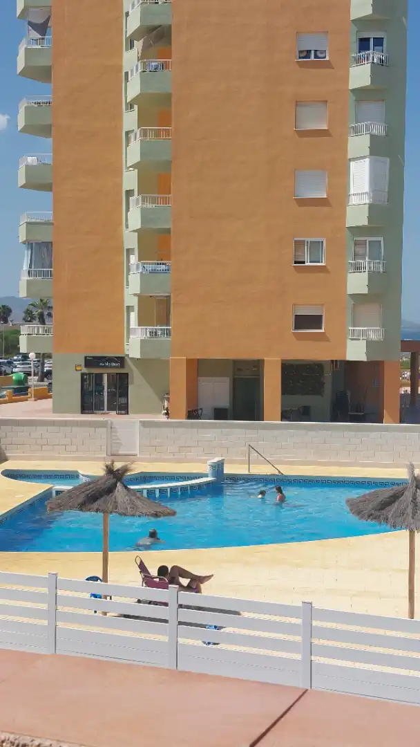 Piscina de Dúplex de alquiler en La Manga del Mar Menor con Aire acondicionado, Terraza y Amueblado