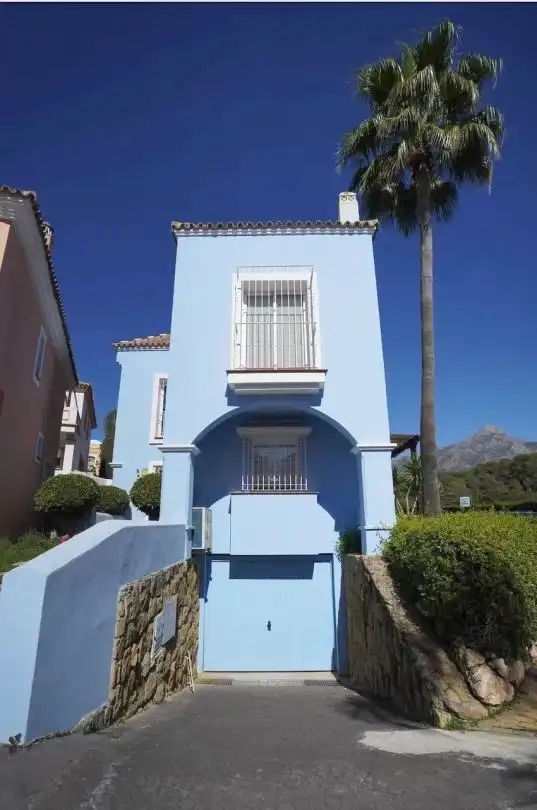 Vista exterior de Casa o xalet en venda en Marbella amb Aire condicionat, Calefacció i Jardí privat