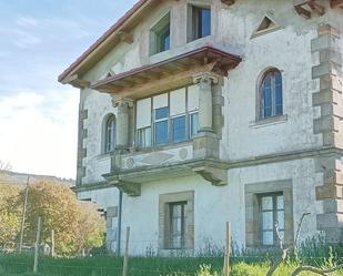 Vista exterior de Casa o xalet en venda en Campoo de Yuso amb Balcó