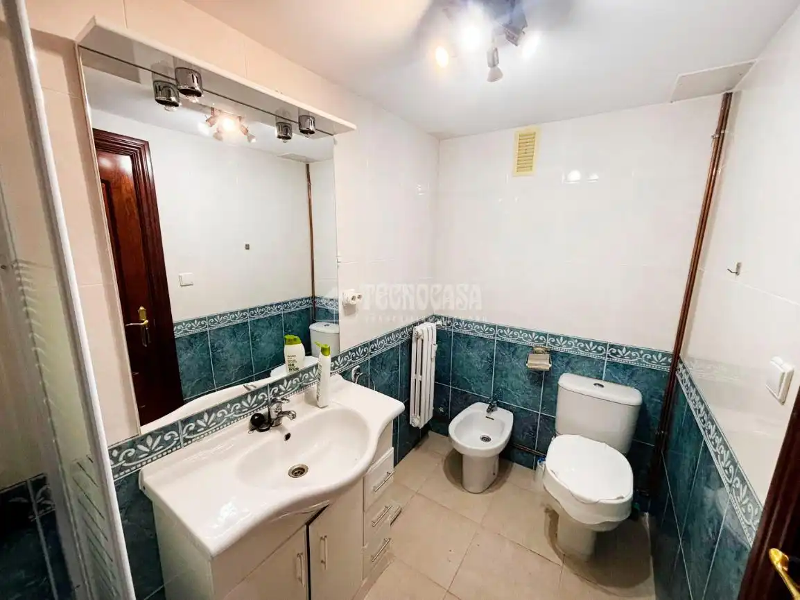 Bathroom of Flat for sale in Zaragoza  with Heating and Balcony