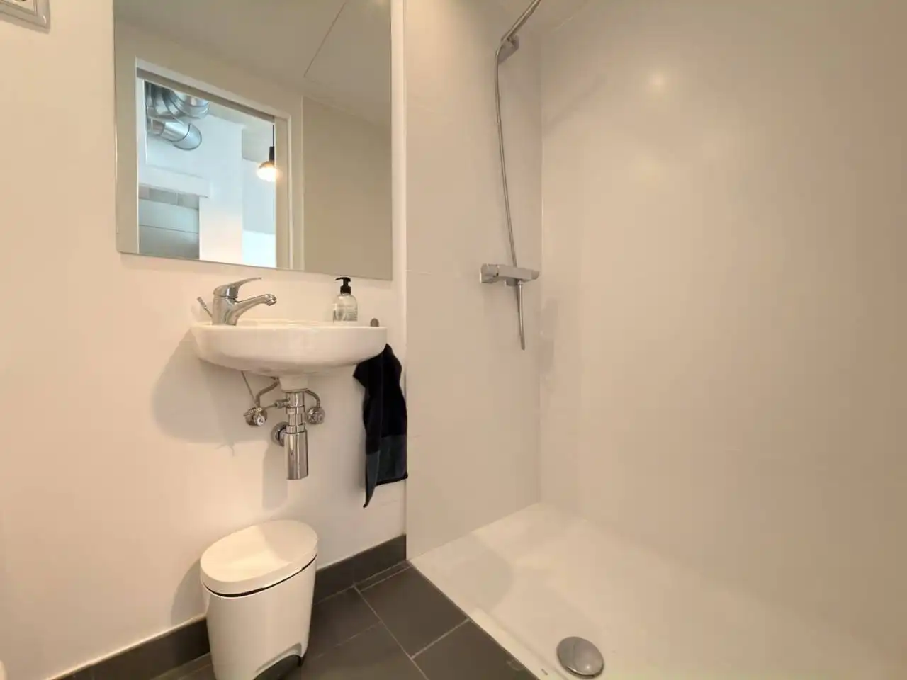 Baño de Oficina de alquiler en Barcelona con Aire acondicionado, Calefacción y Alarma