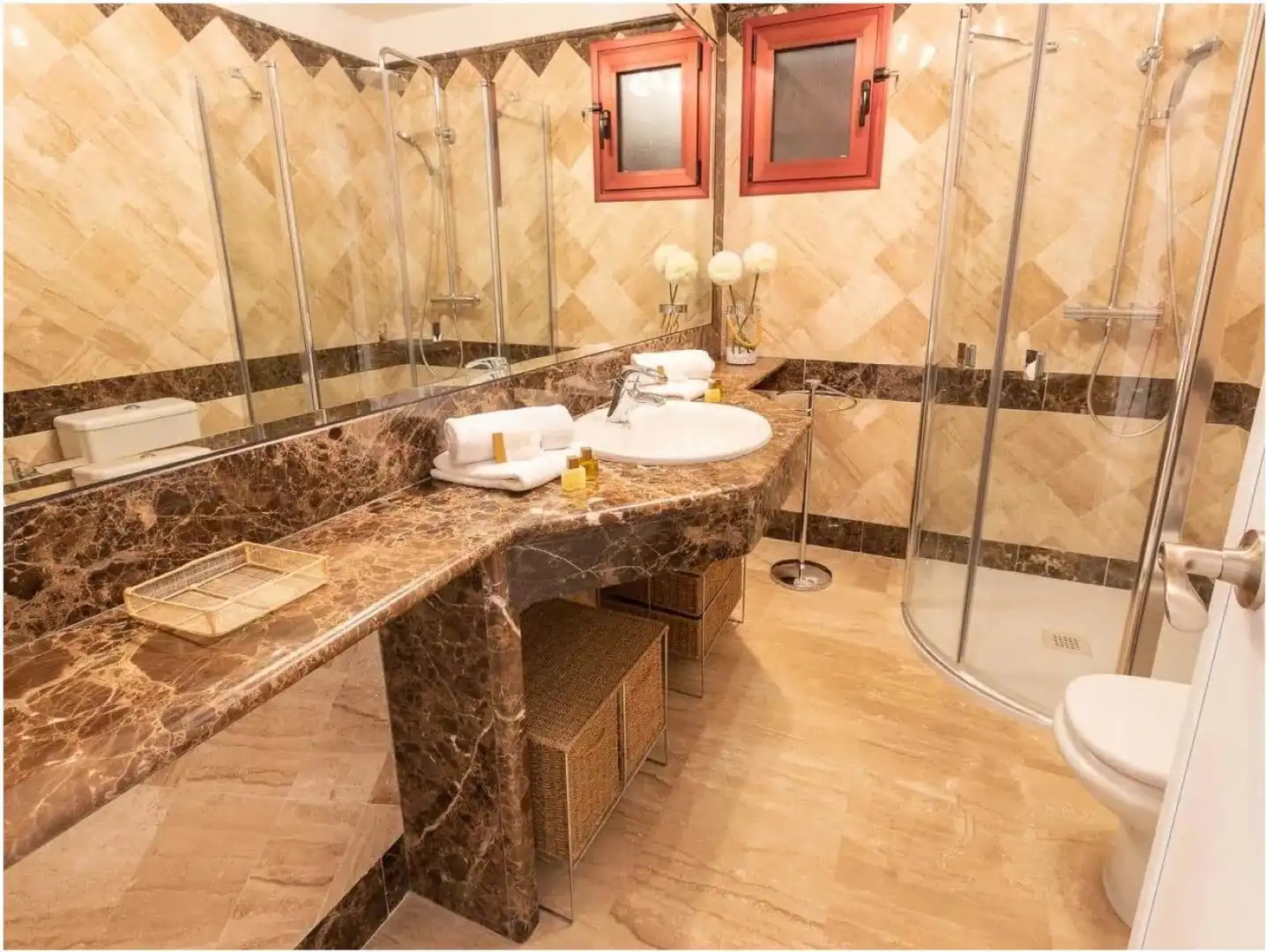 Baño de Piso en venta en Marbella con Aire acondicionado, Terraza y Amueblado