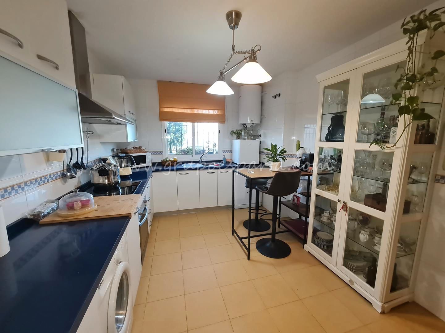 Küche von Einfamilien-Reihenhaus zum Verkauf in Huévar del Aljarafe mit Klimaanlage, Privatgarten und Terrasse