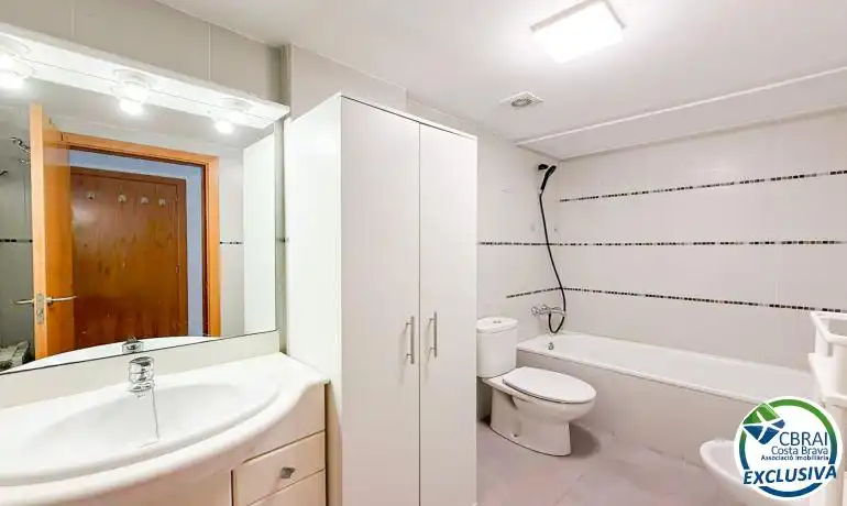 Baño de Dúplex en venta en Figueres con Terraza y Piscina comunitaria