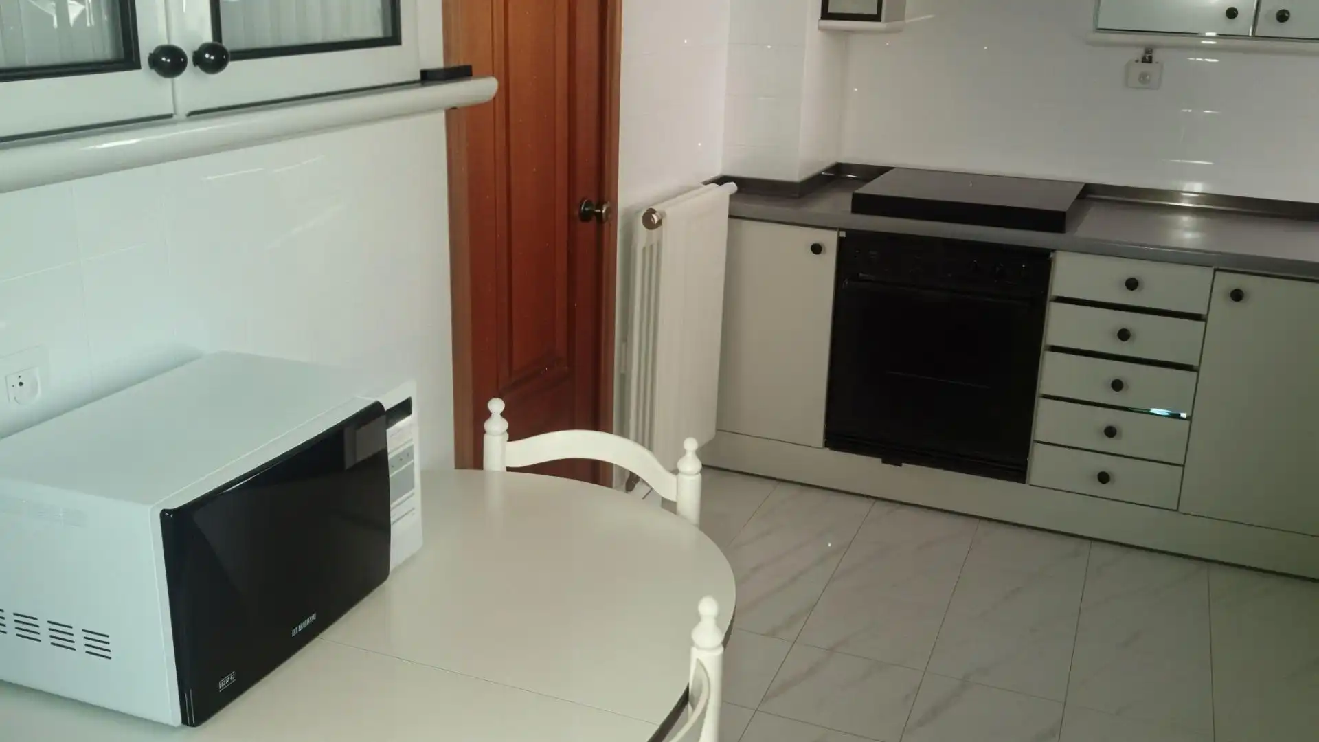 Cuina de Pis en venda en Vigo  amb Calefacció, Terrassa i Moblat