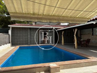 Chalet con piscina en venta en La Cañada