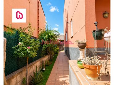 Casa aparellada amb jardí en venda a Palau-solità i Plegamans