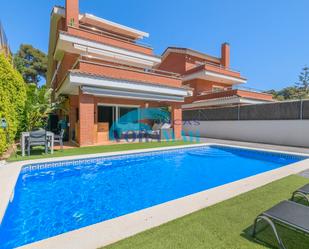 Piscina de Casa o xalet en venda en Castelldefels amb Aire condicionat, Calefacció i Jardí privat