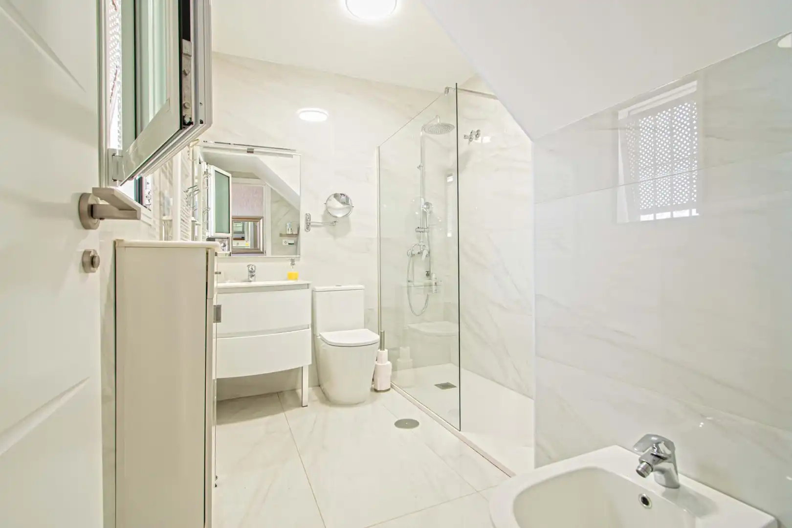 Baño de Casa adosada en venta en Gines con Aire acondicionado, Jardín privado y Trastero