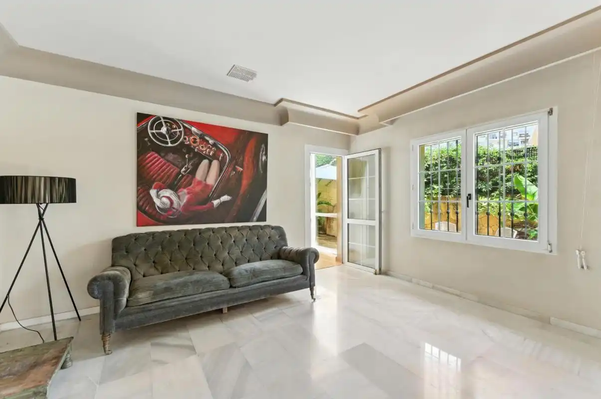 Sala d'estar de Casa o xalet en venda en Marbella amb Calefacció, Jardí privat i Terrassa