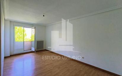 Living room of Flat for sale in Salamanca Capital  with Balcony