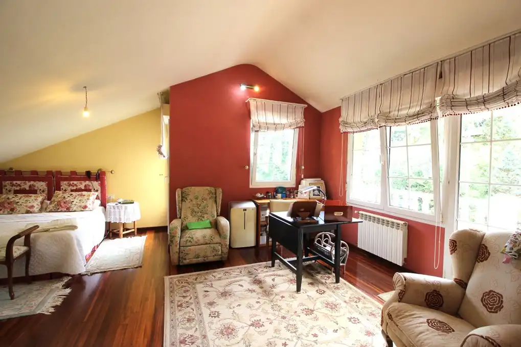 Sala de estar de Casa o chalet en venta en Parres con Piscina y Amueblado