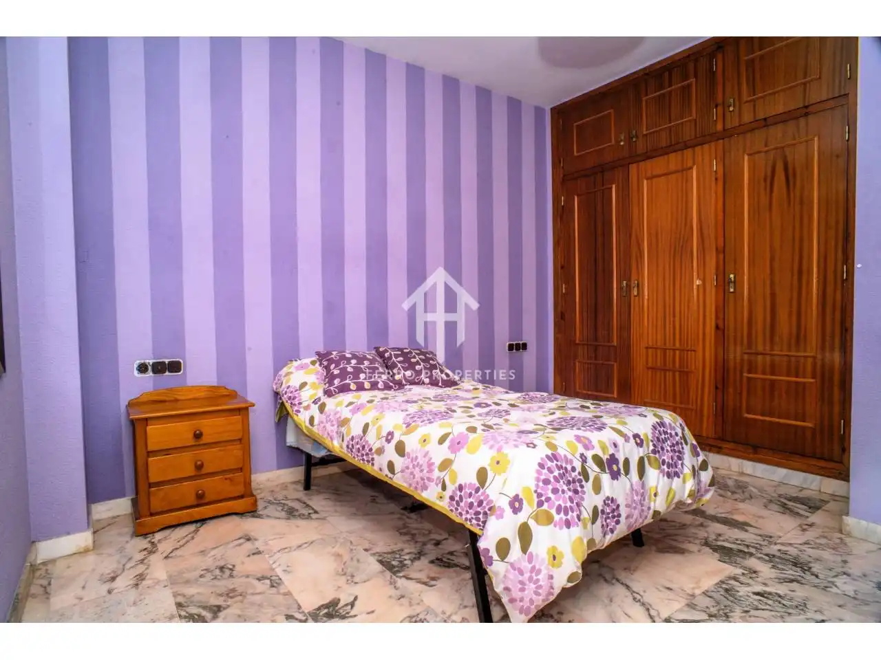 Dormitori de Finca rústica en venda en Loja amb Aire condicionat, Calefacció i Jardí privat