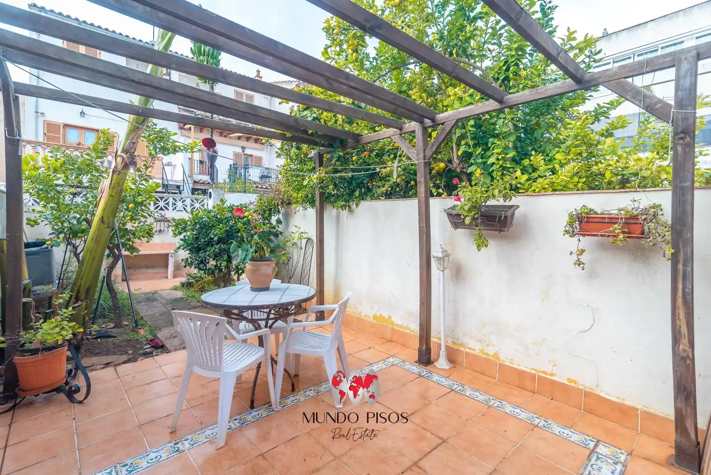 Terrasse von Einfamilien-Reihenhaus zum Verkauf in Consell mit Klimaanlage, Heizung und Privatgarten