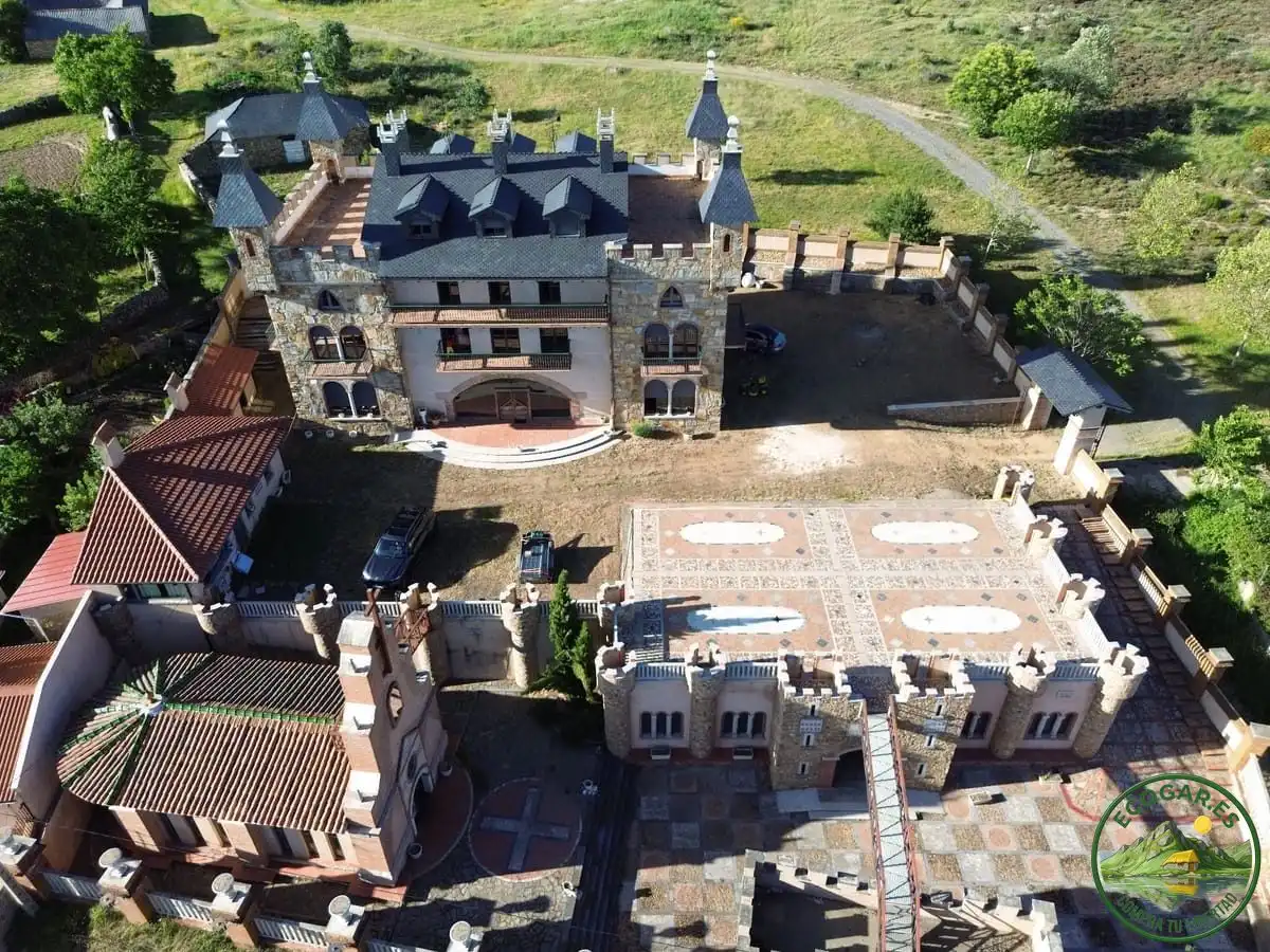 Vista exterior de Casa o xalet en venda en Quintana del Castillo amb Calefacció, Jardí privat i Terrassa