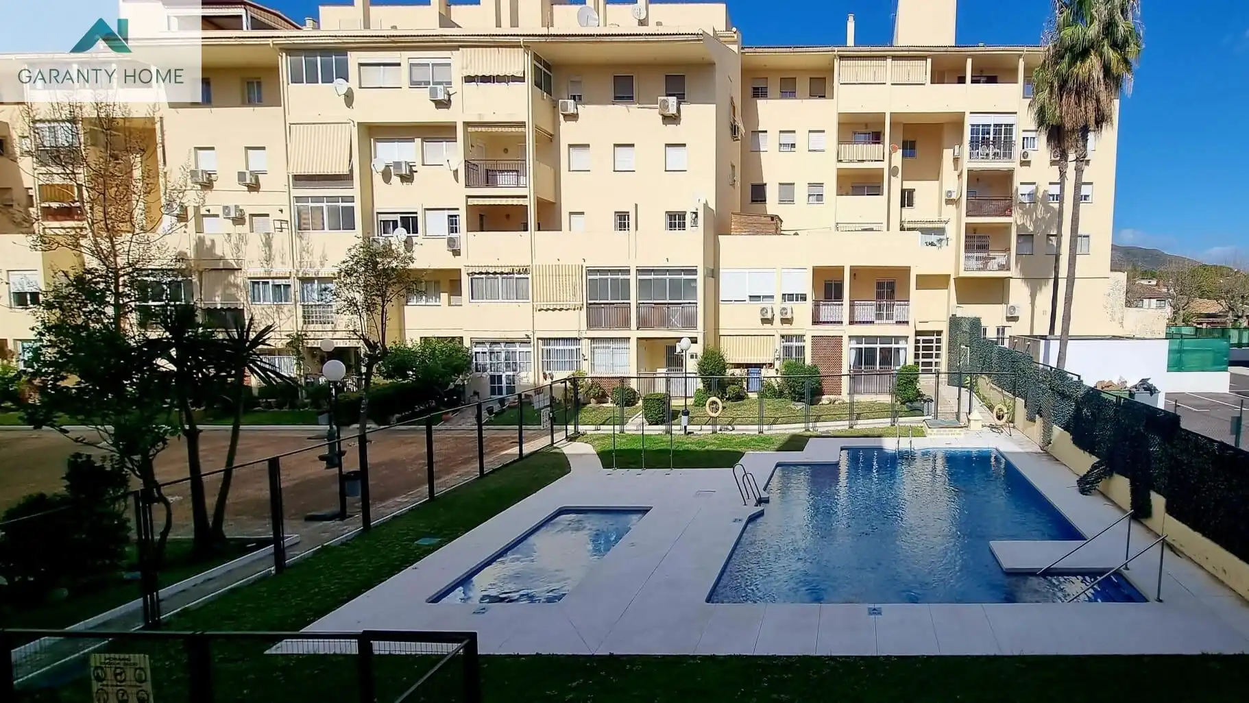 Piscina de Pis en venda en Benalmádena amb Jardí privat, Terrassa i Moblat