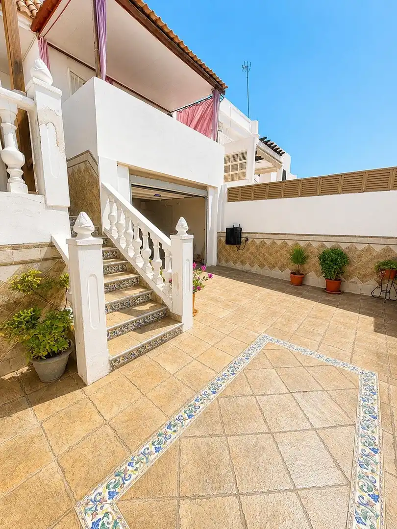 Terrassa de Casa adosada en venda en Roquetas de Mar amb Jardí privat, Traster i Piscina