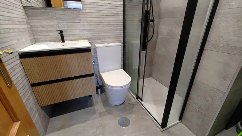 Badezimmer von Wohnung zum Verkauf in San Andrés del Rabanedo mit Heizung, Privatgarten und Parkett