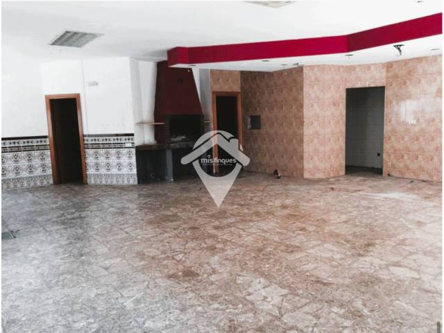 Local comercial en Venta en Calle OLOT en Les Arenes - La Grípia  Can Montllor