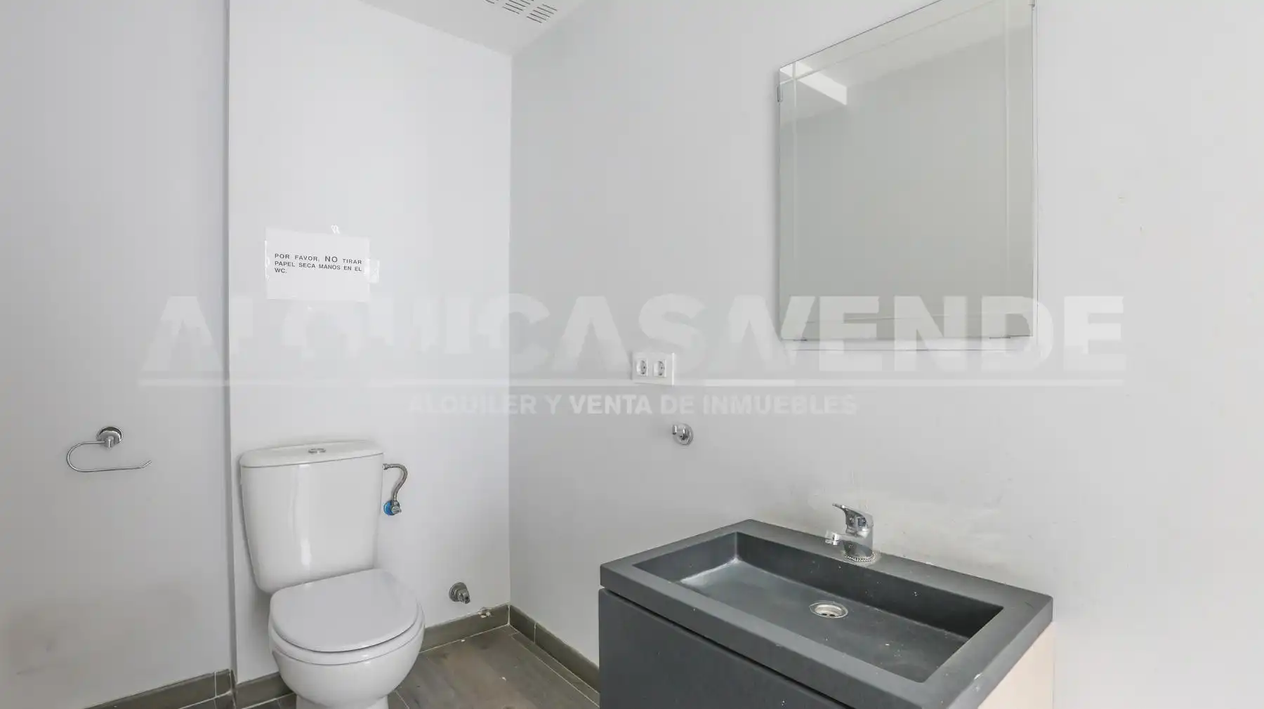 Badezimmer von Büro zur Miete in Sevilla mit Klimaanlage