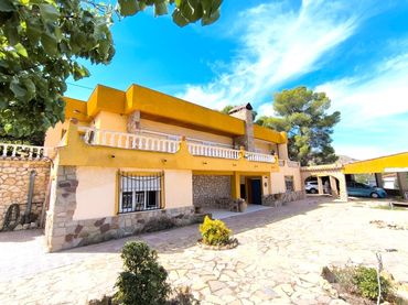 Casa amb piscina en venda a Yecla