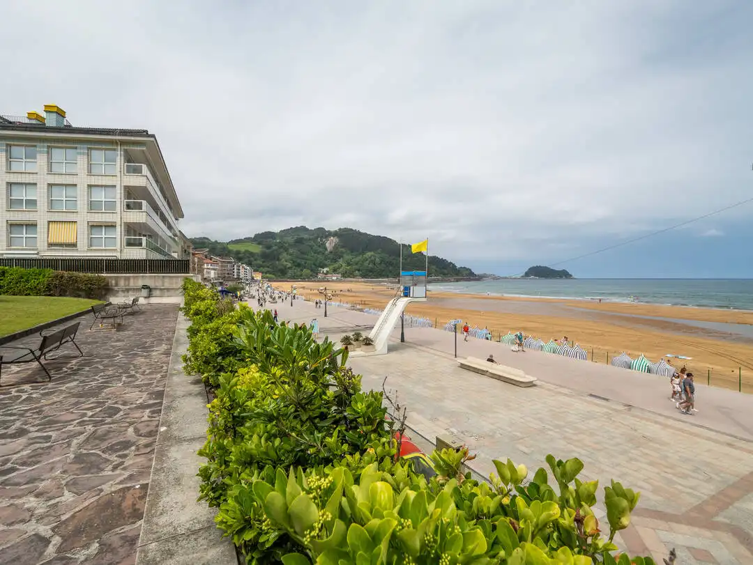 Außenansicht von Wohnung zum Verkauf in Zarautz mit Heizung, Privatgarten und Terrasse