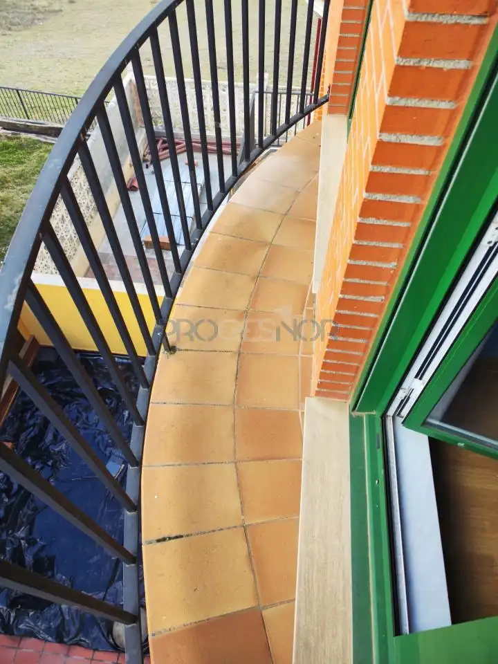 Terrassa de Casa adosada en venda en Valdefresno amb Calefacció, Jardí privat i Parquet