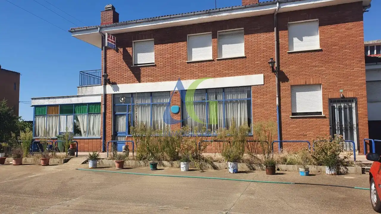 Vista exterior de Casa o xalet en venda en León Capital  amb Calefacció, Jardí privat i Terrassa