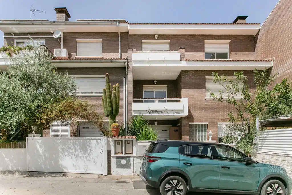 Semi-detached house for sale in C/ Ferrer i Guardia