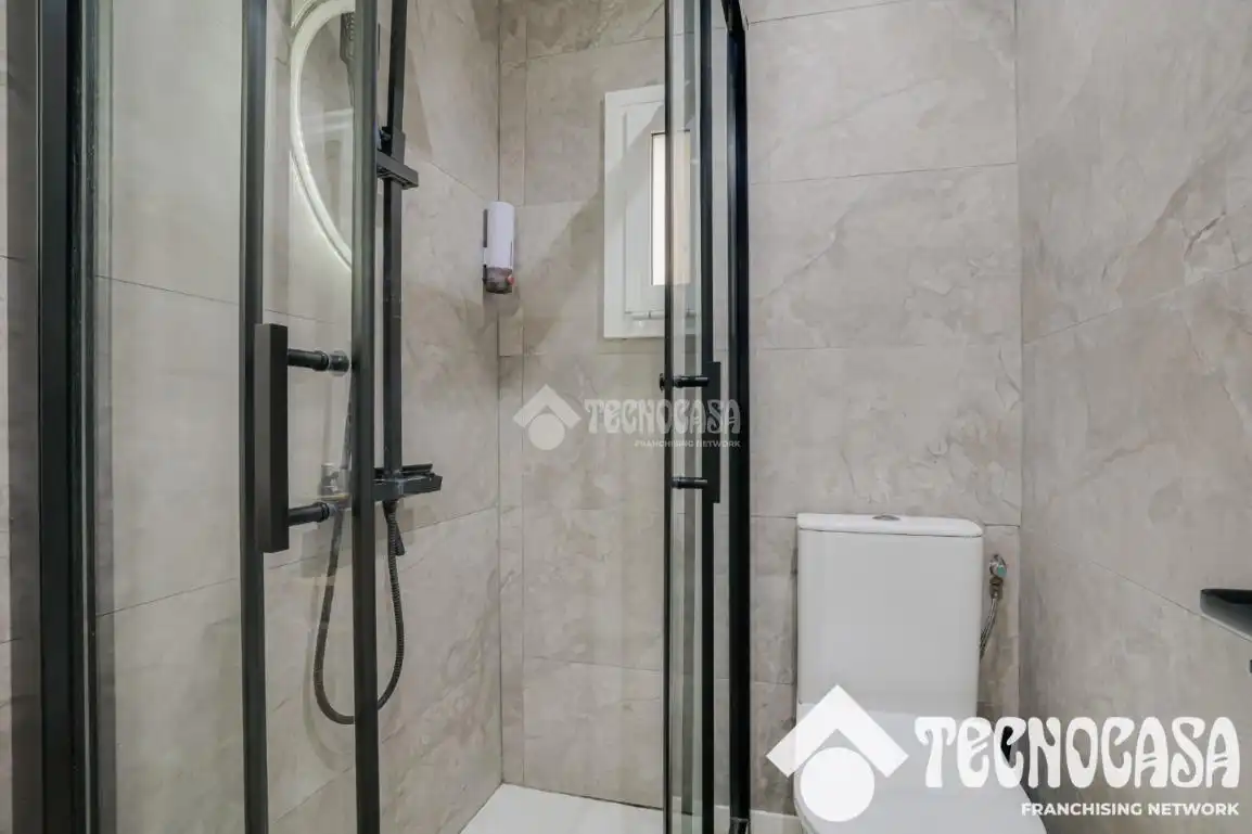 Bathroom of Flat for sale in Santa Coloma de Gramenet  with Air Conditioner, Heating and Parquet flooring