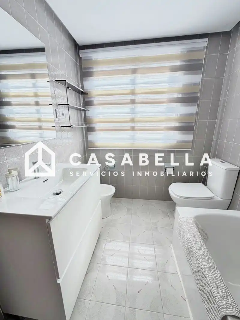 Badezimmer von Wohnung zur Miete in Valencia mit Klimaanlage, Heizung und Terrasse
