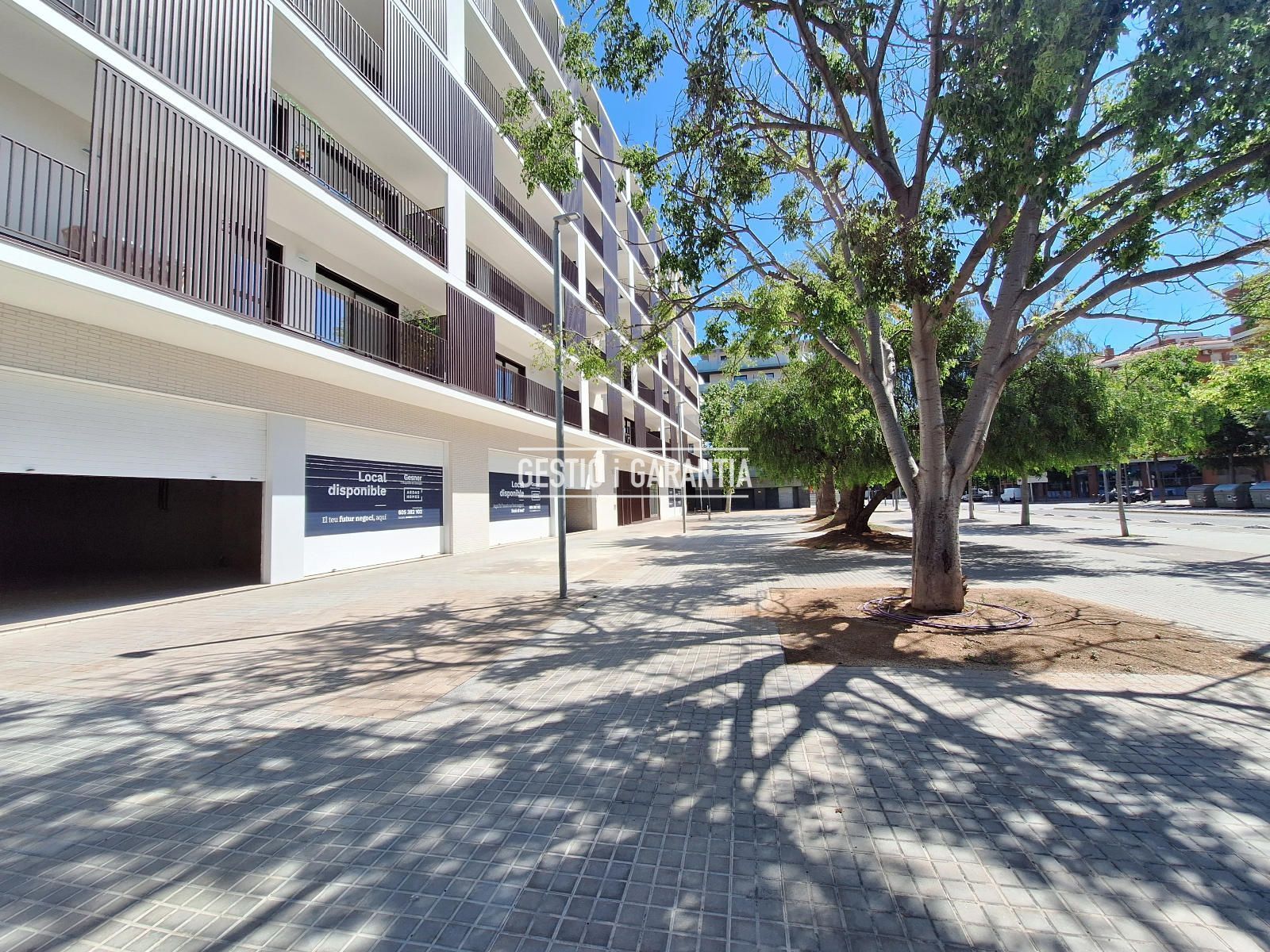 Vista exterior de Local en venta en L'Hospitalet de Llobregat