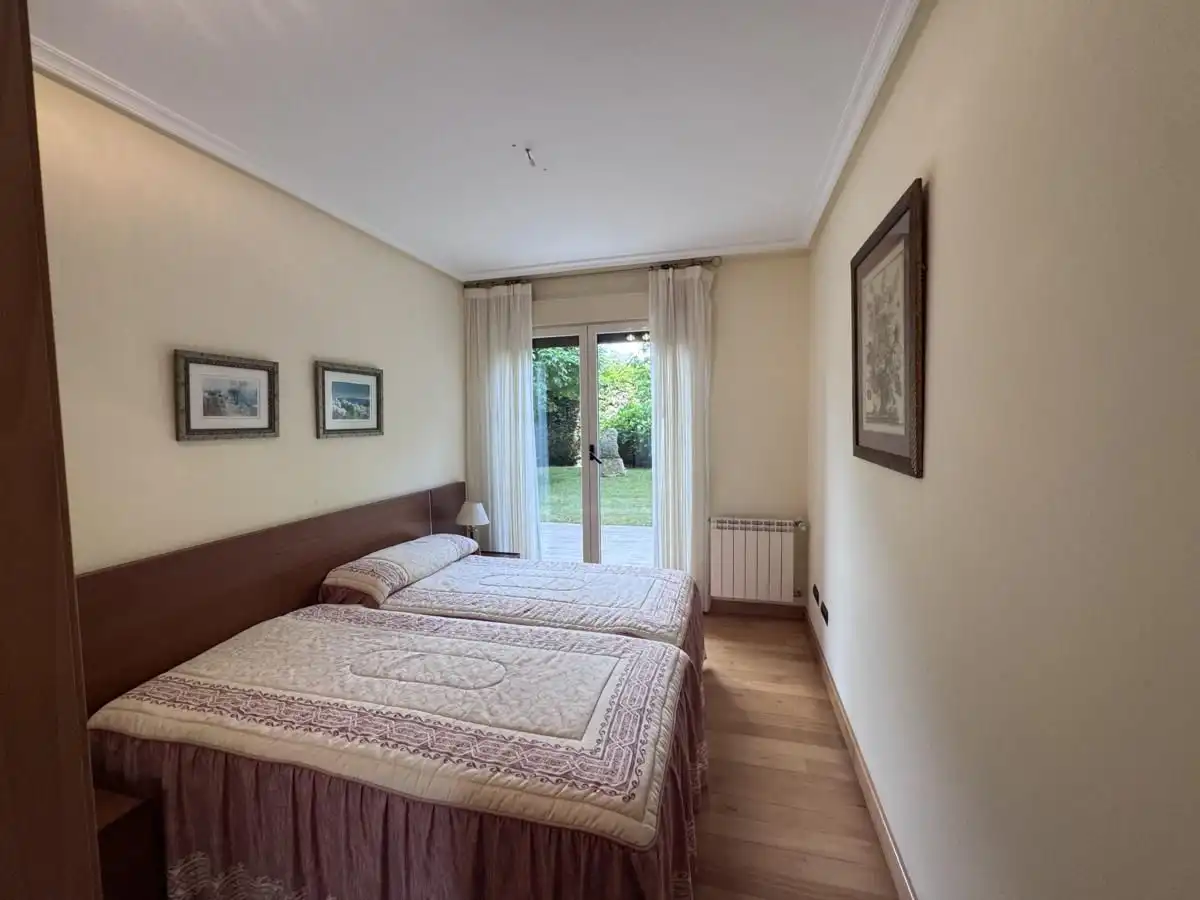 Schlafzimmer von Wohnung zum Verkauf in Llanes mit Heizung, Privatgarten und Terrasse