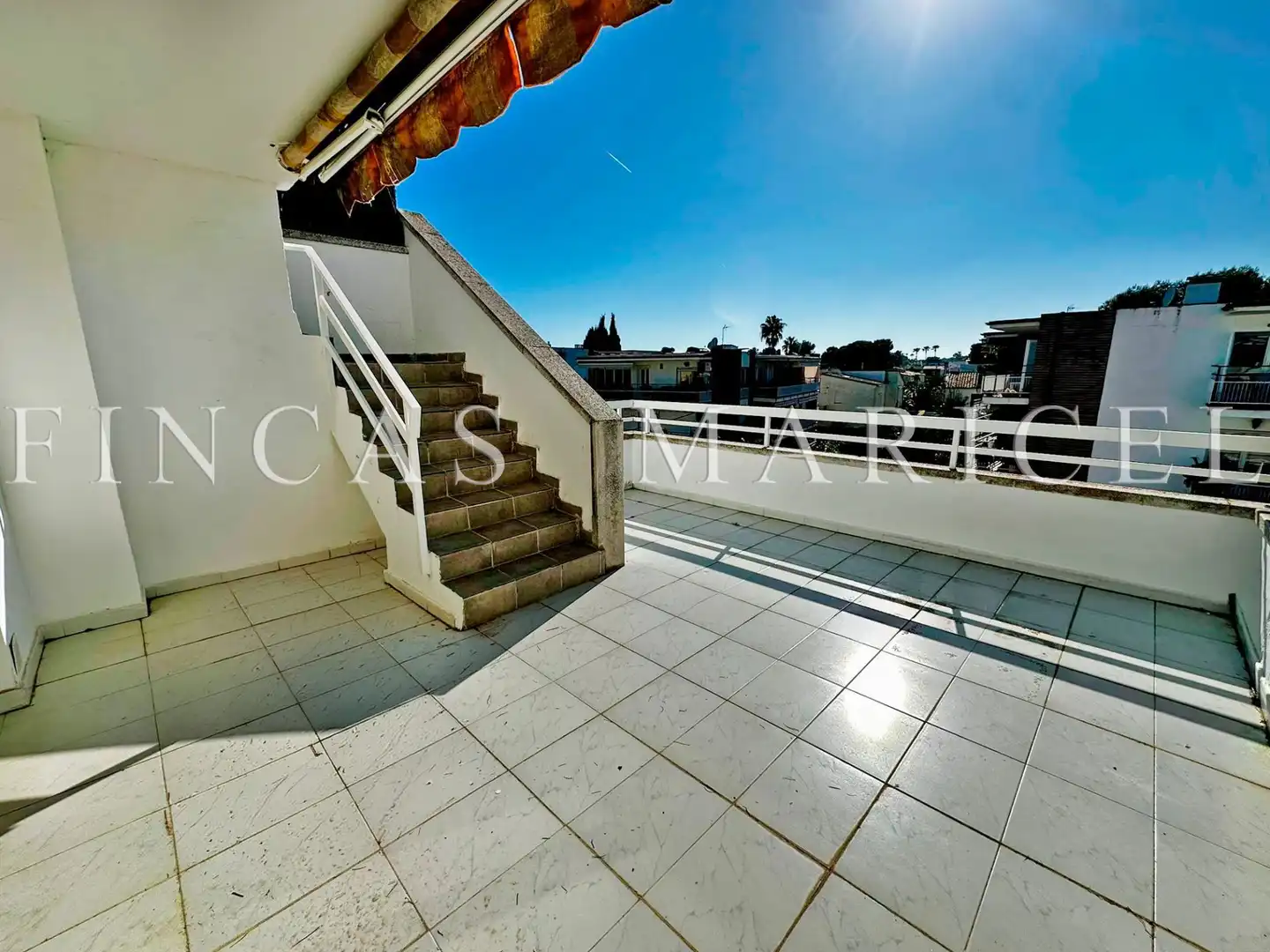 Außenansicht von Dachboden zum Verkauf in Sitges mit Heizung, Terrasse und Gemeinschaftspool