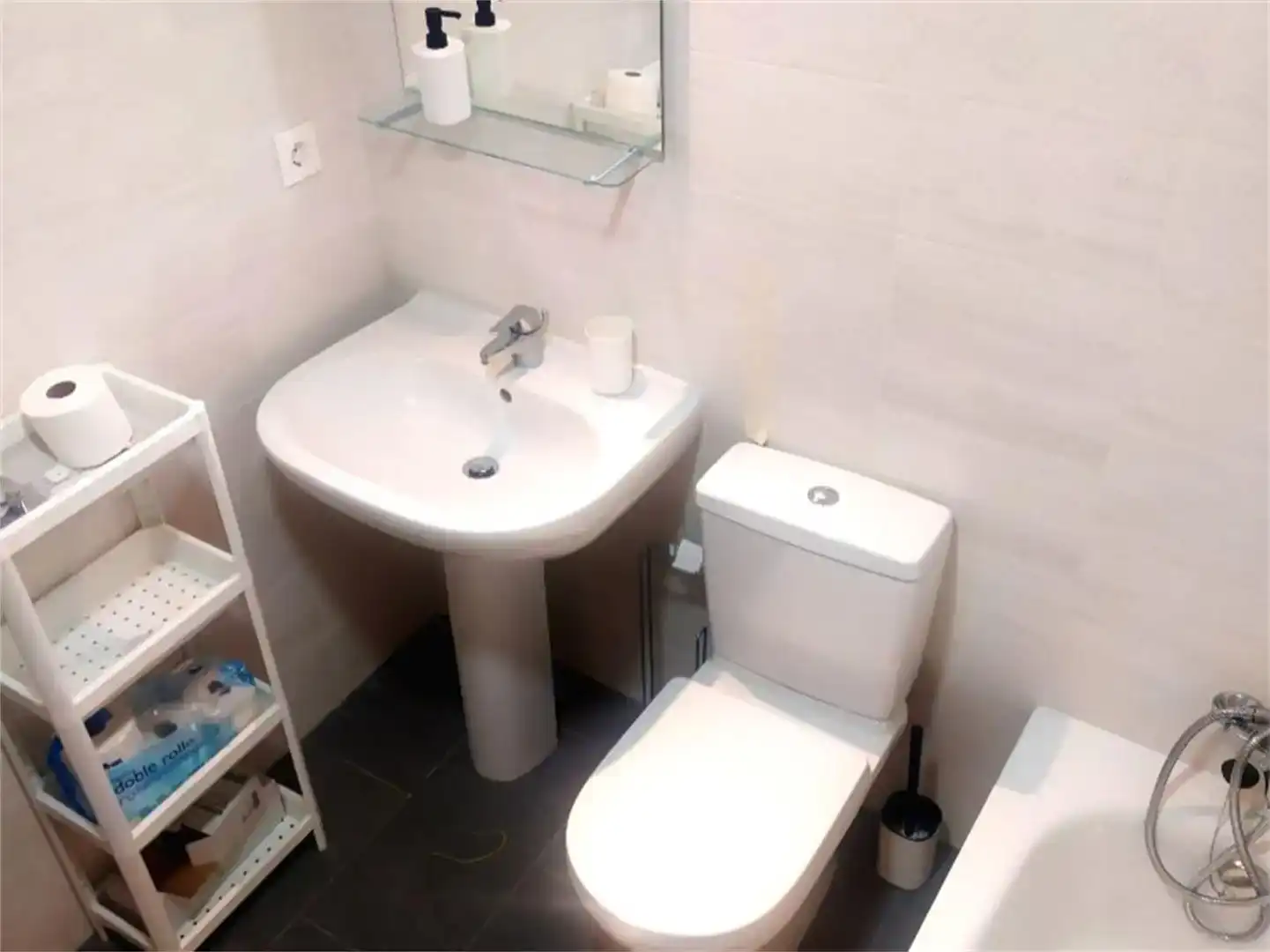 Bathroom of Flat for share in Castilleja de la Cuesta  with Air Conditioner, Parquet flooring and Swimming Pool