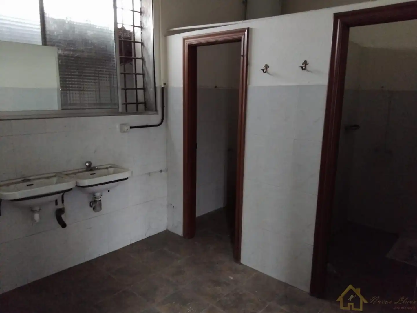 Badezimmer von Fabrikhallen zum Verkauf in Lugo