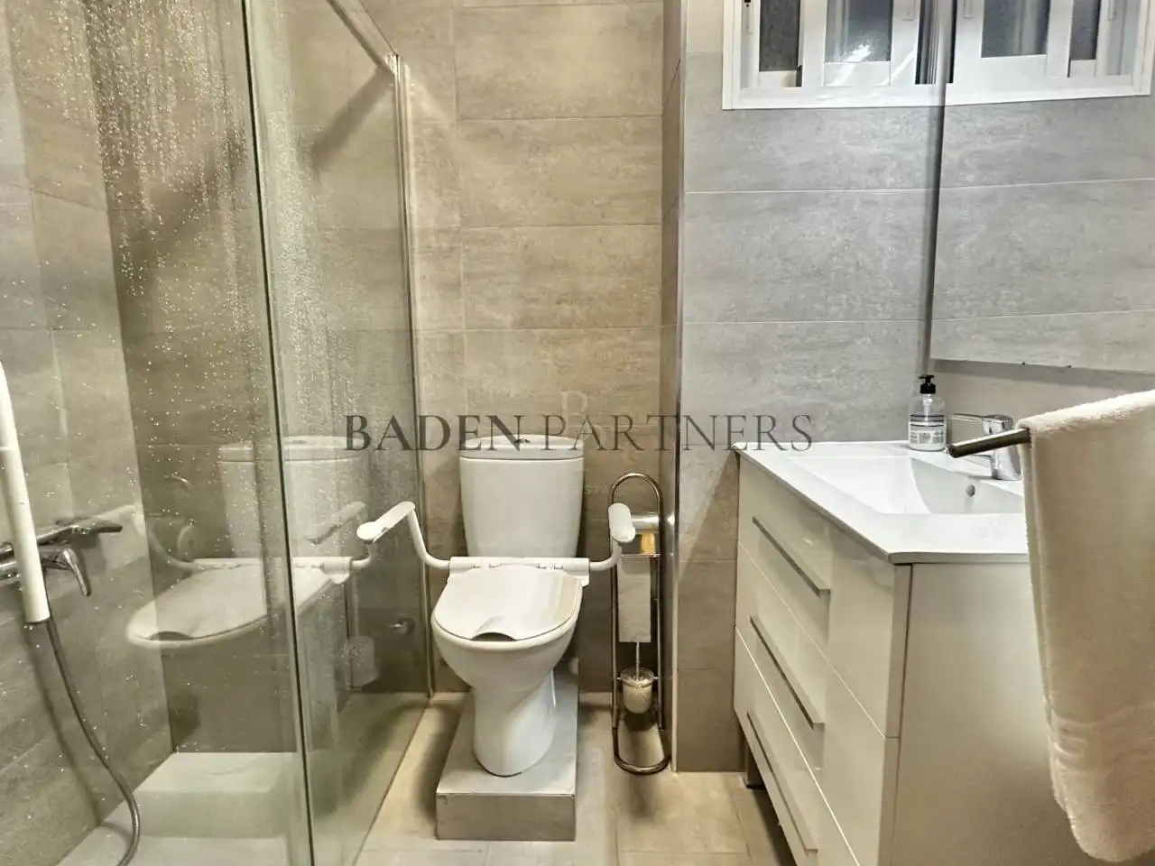 Baño de Piso de alquiler en Vinaròs con Aire acondicionado, Terraza y Amueblado