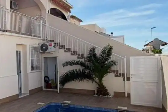 Vista exterior de Casa adosada en venda en Torrevieja amb Aire condicionat, Calefacció i Jardí privat