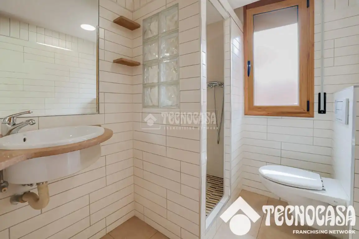 Bathroom of Houses for sale in Santa Coloma de Gramenet  with Air Conditioner, Heating and Terrace