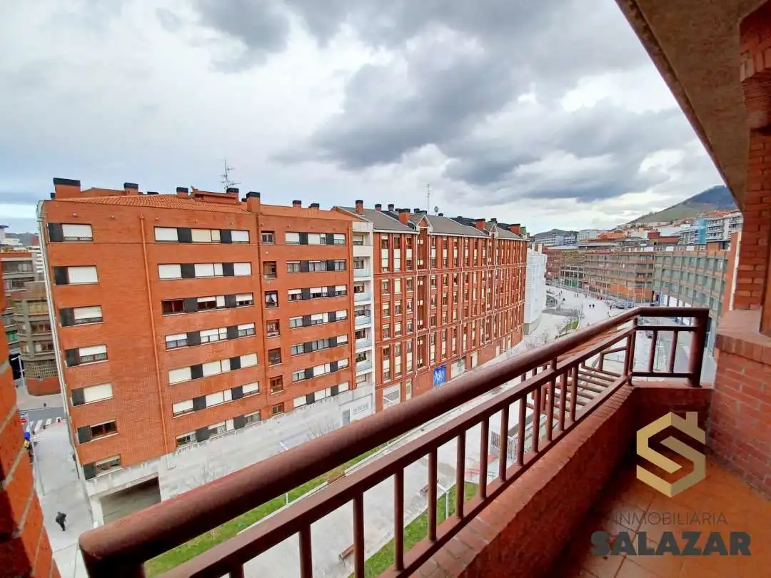 Vista exterior de Apartament de lloguer en Bilbao  amb Calefacció, Terrassa i Microones