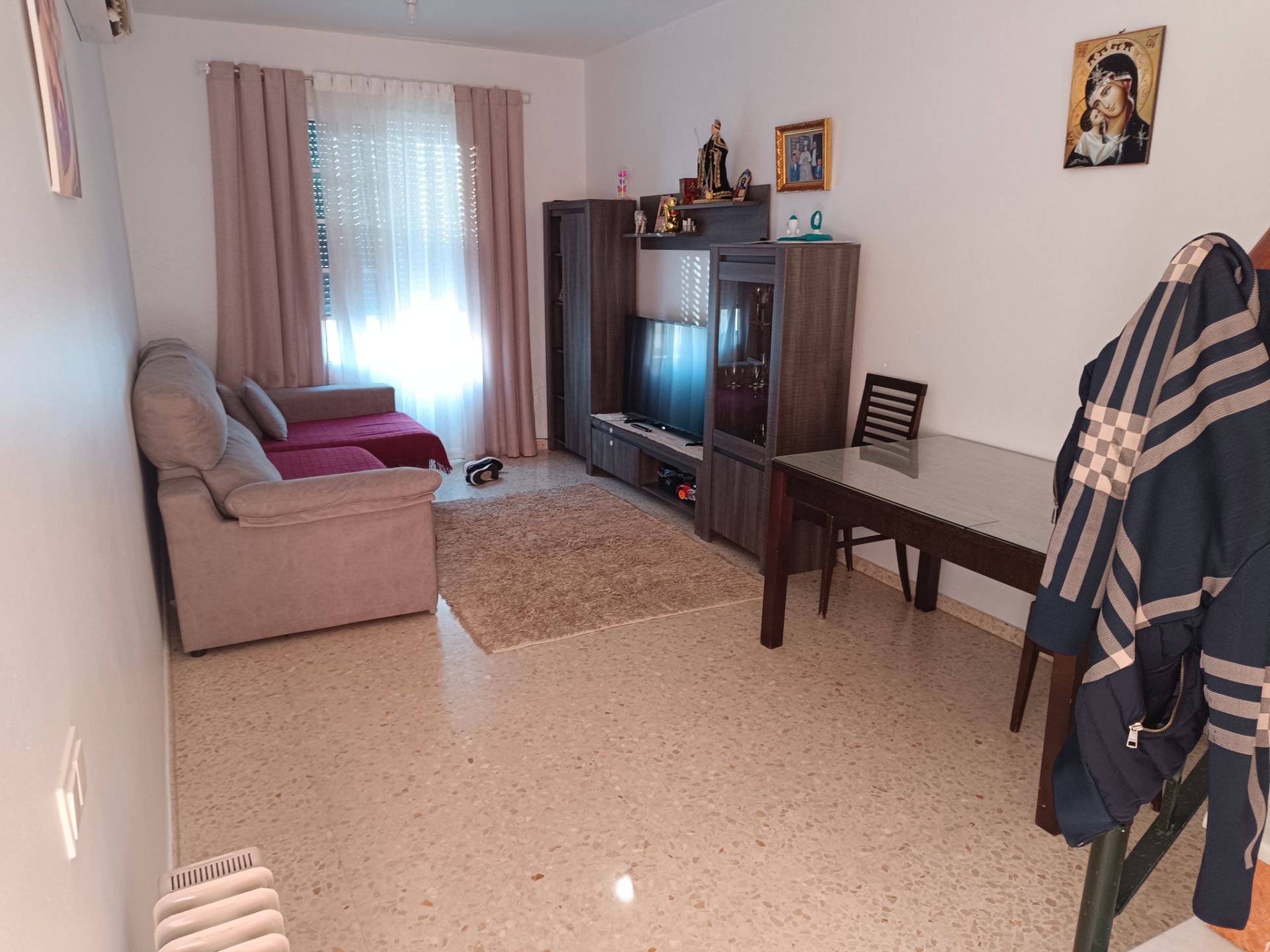 Sala d'estar de Casa adosada en venda en Brenes amb Aire condicionat, Terrassa i Moblat