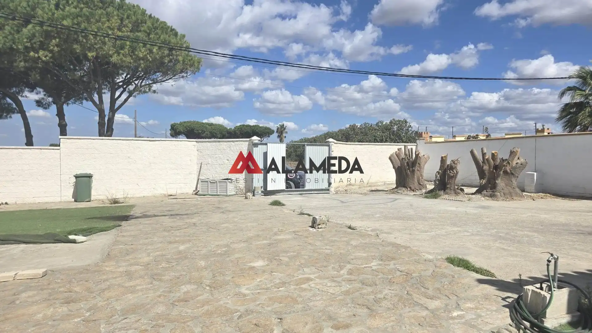 Vista exterior de Casa o xalet en venda en Chiclana de la Frontera amb Aire condicionat, Jardí privat i Terrassa