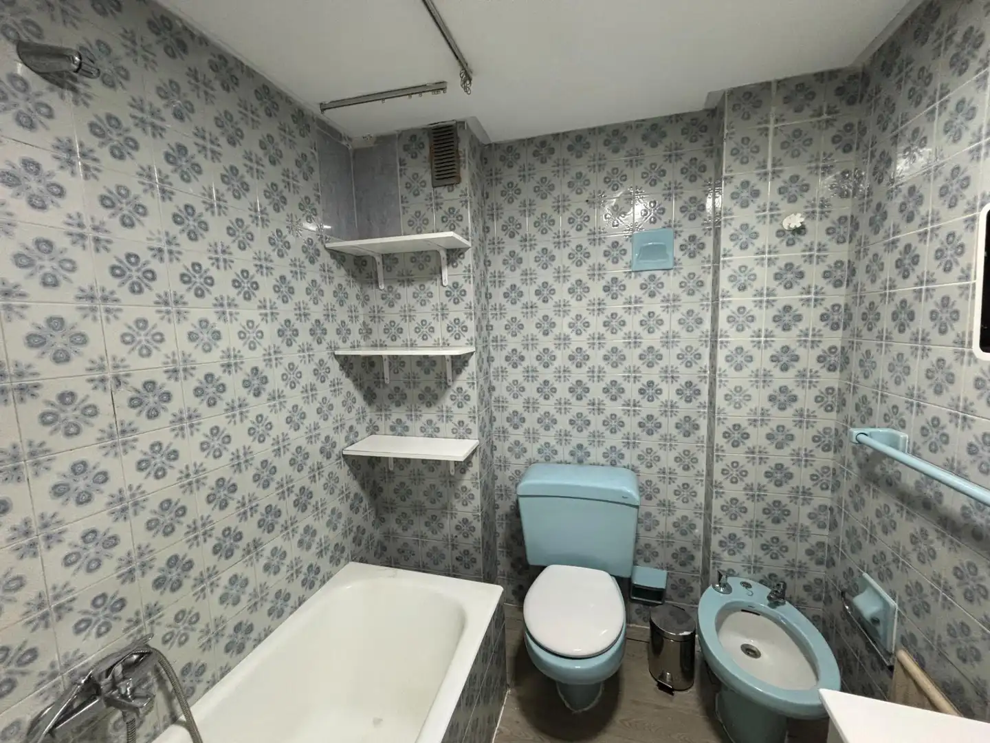 Baño de Piso para compartir en Granada con Calefacción y Amueblado