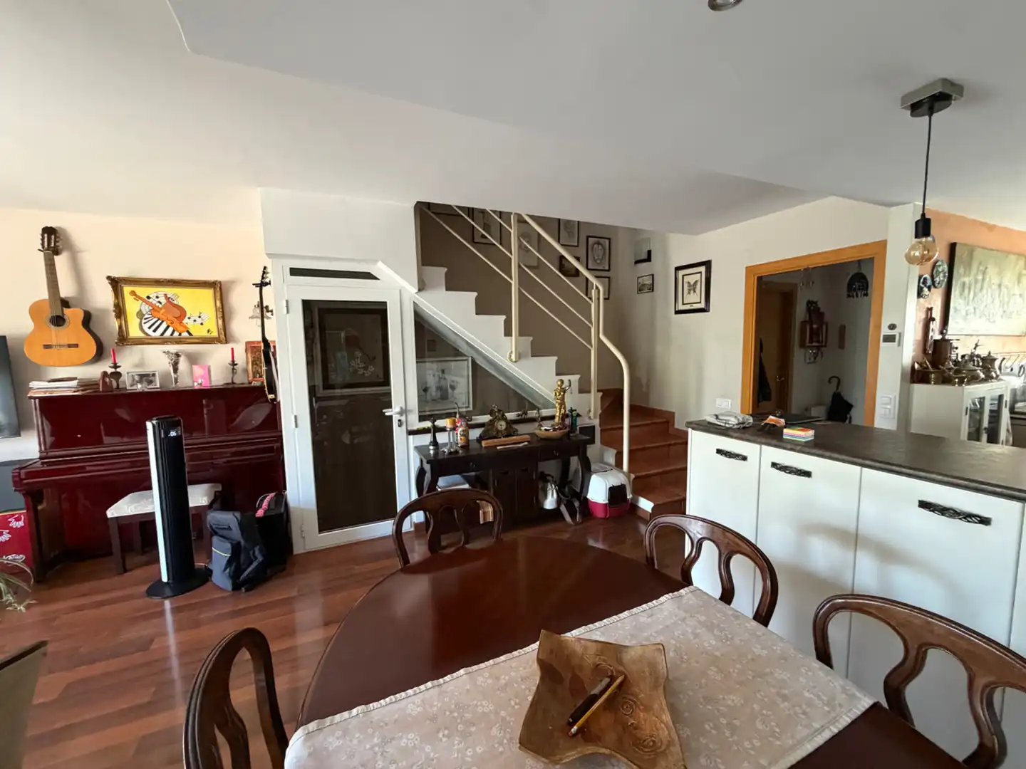 Esszimmer von Einfamilien-Reihenhaus zum Verkauf in Sitges mit Klimaanlage, Heizung und Privatgarten