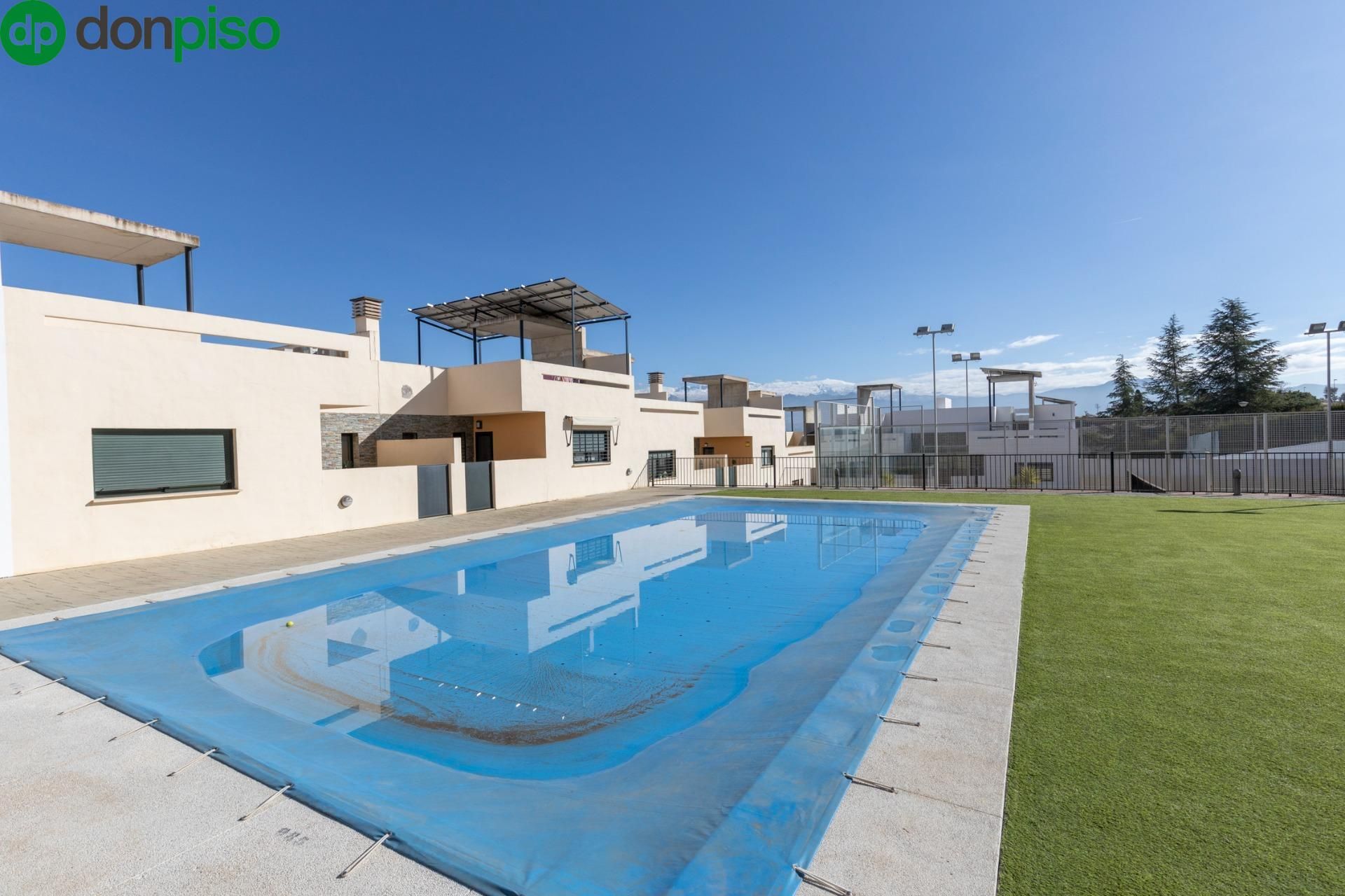 Piscina de Casa adosada en venda en Las Gabias amb Aire condicionat, Calefacció i Jardí privat