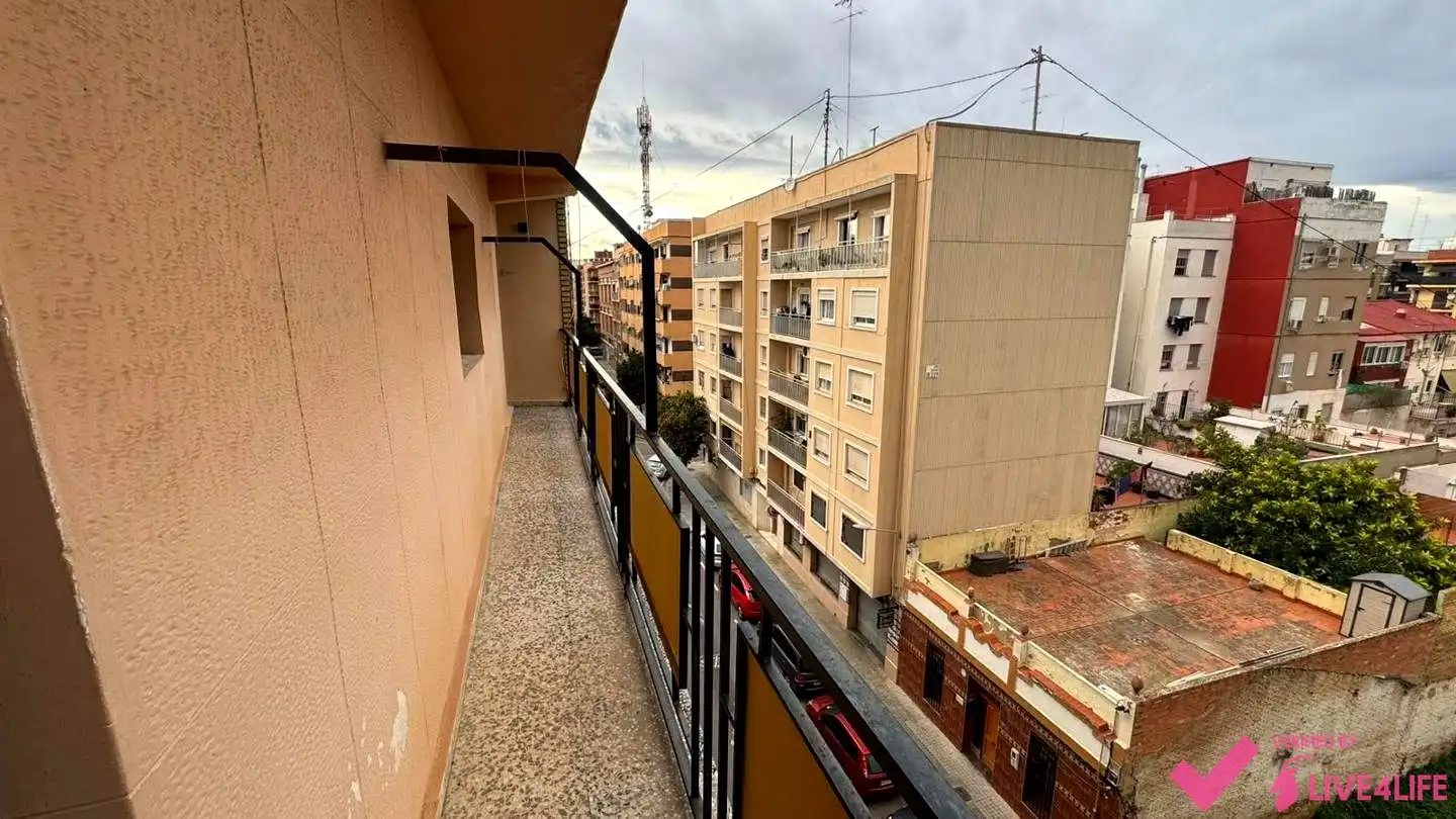 Vista exterior de Piso para compartir en Valencia con Calefacción y Amueblado
