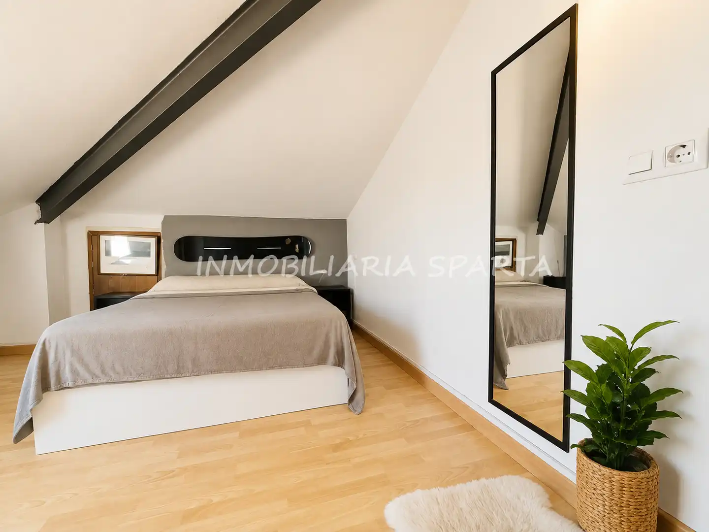 Dormitori de Casa adosada en venda en Santiponce amb Aire condicionat, Parquet i Terrassa